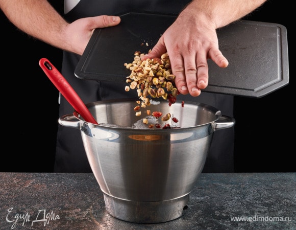 Фундук, фисташки и клюкву добавьте во взбитые белки, перемешайте.