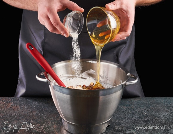 Добавьте мед и ванилин, все тщательно перемешайте.