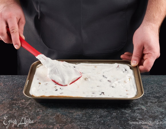 Влейте смесь в силиконовую форму.