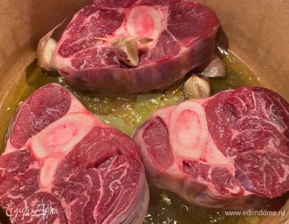 Обжарить мясо на оливковом масле. Мясо берите с прожилками, чтобы была хорошая мягкая текстура.