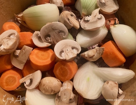 Грибы и овощи нарезать крупно, стебель сельдерея — на дно кастрюли. Посолить, добавить паприку, лавровый лист. Залить водой, тушить на тихом огне 1,5 часа.