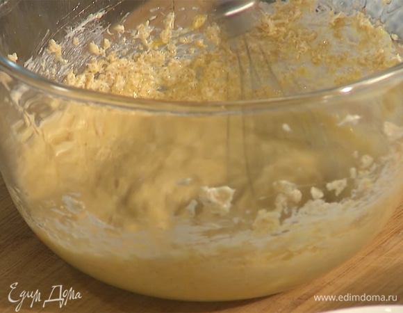 По одному ввести все яйца, каждый раз взбивать смесь венчиком.