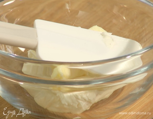 Сливочный сыр вмешать в яичную смесь, затем взбить венчиком.