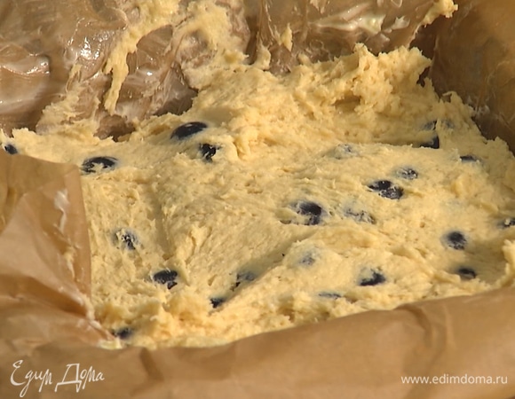 Форму для выпечки застелить пергаментом, промазать его оставшимся сливочным маслом. Тесто переложить в форму, равномерно распределить.