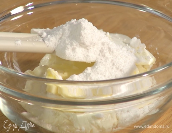 Для крема смешать сливочный сыр, сливочное масло, сахарную пудру и корицу.