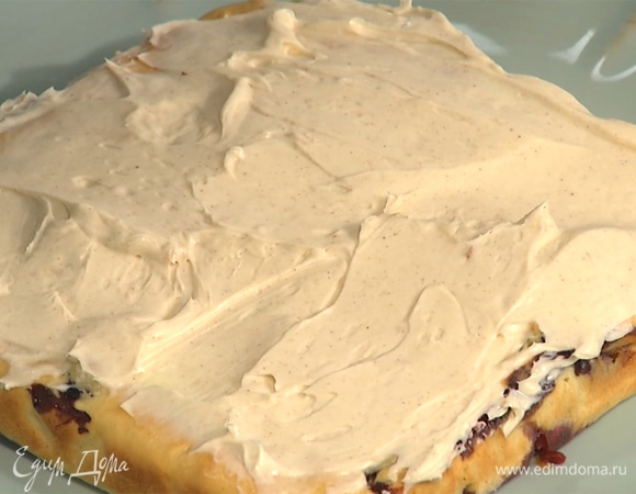 Перед подачей пирог полностью остудить, сверху покрыть кремом.