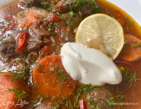Наливать суп порционно. В тарелку по желанию — сметану и дольку лимона. Я добавил еще перец чили.