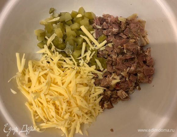 Яйца сварить. Нарезать. Сыр натереть, огурцы и буженину мелко нарезать кубиком. Буженина отварная, запеченная, копченая — любая, какая у вас есть. Сыр твердый.