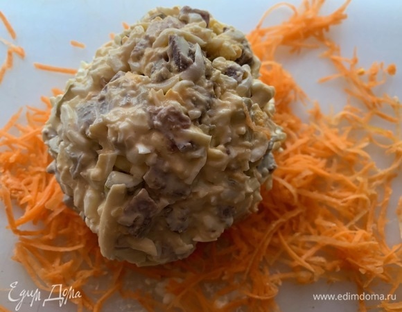 Все соединить, добавить майонез, перемешать. На мелкой терке натереть свежую морковь, укроп нарезать. Скатать шар из салатной массы. Обвалять в моркови.