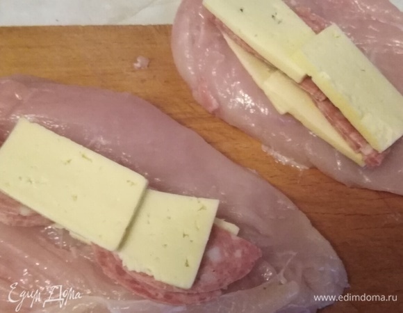 Начинить сыром и колбасой. Соль не добавляю, она содержится в сыре и колбасе.