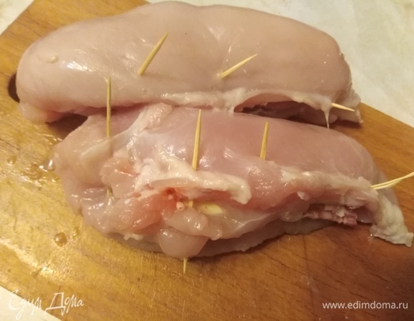 Скрепить зубочистками.