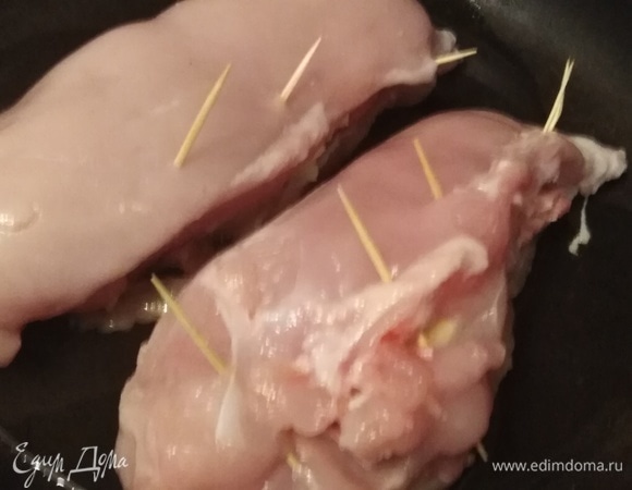 Выложить на сковороду с разогретым маслом. Обжарить на сильном огне с двух сторон по 5 минут, чтобы схватилась золотистая корочка. Поставить в разогретую духовку на 20 минут при 190°C.