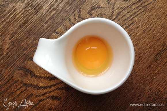 Яйца взбить с сахаром в крепкую пену, добавить ванильный сироп.