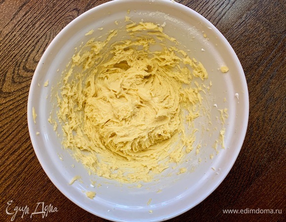 Добавить мягкое масло. Взбивать в течение 2 минут.