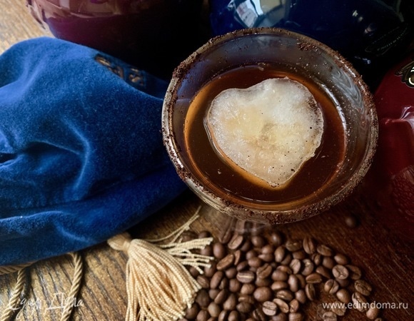 Виски должен быть непременно хорошим! В стакан — миндальный ликер, затем эспрессо, затем виски, лед. Желаю вам хорошего вечера в хорошей компании!