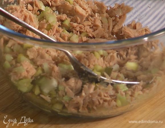 К овощам добавить тунца, домашний майонез и копченую паприку, все перемешать.