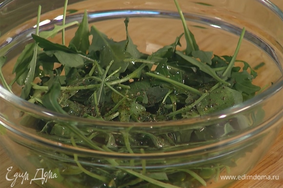 Зеленый горошек предварительно бланшировать, добавить к луку вместе с руколой. Салат заправить уксусом и оливковым маслом, посолить, поперчить.