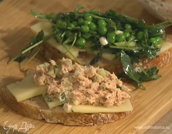 На один ломтик хлеба положить салат с руколой, а на второй — овощи с тунцом. Ломтики соединить, прижать друг к другу.