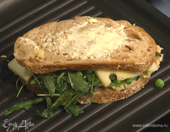 Хлеб с внешних сторон промазать сливочным маслом.