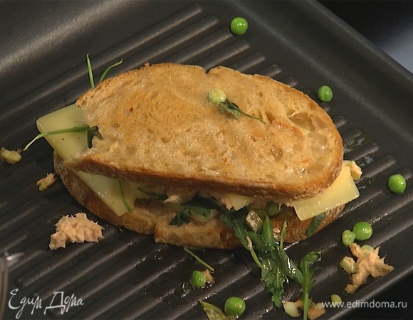 Бутерброд выложить на сковороду-гриль, поджарить с двух сторон. 