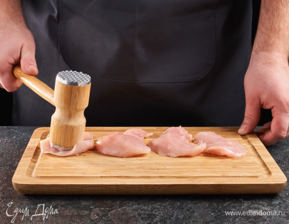 Куриные грудки разрежьте на части, слегка отбейте. Разогрейте электрический духовой шкаф Körting c функцией пара до 180°C и включите режим «Пар+Горячий воздух», благодаря ему куриная грудка получается сочной.