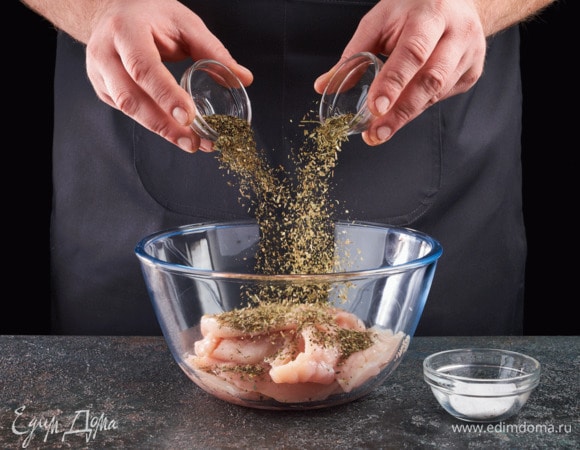 Выложите в чашку мясо, добавьте все специи, посолите.