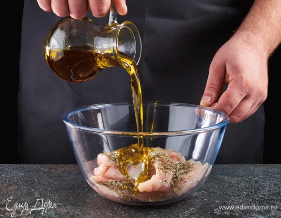 Влейте оливковое масло.