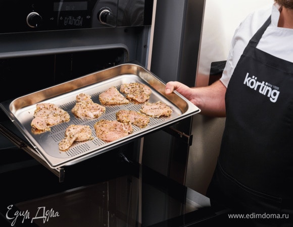 Перемешайте и уложите мясо на перфорированный противень. Разместите противень на втором уровне. Запекайте мясо около 40 минут.