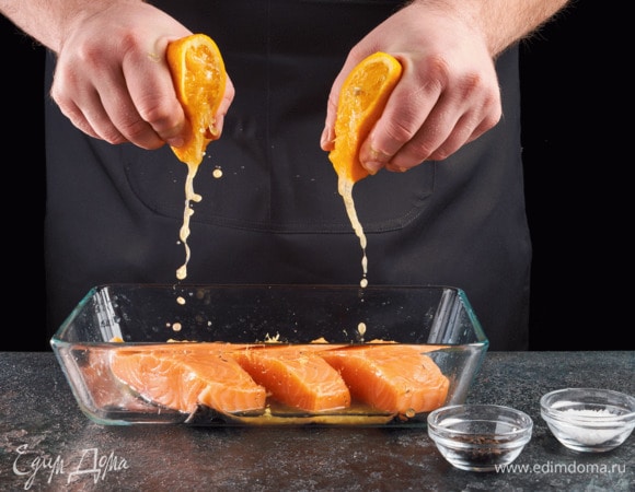 Разделайте рыбу на стейки. К рыбе добавьте апельсиновый сок, цедру лимона, посолите и поперчите.