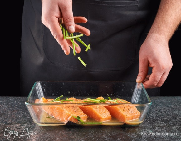 Добавьте корень петрушки и оставьте мариноваться на 15 минут.