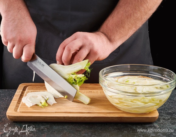 Нашинкуйте фенхель, замочите его в холодной воде. Подавайте с рыбой, полив лимонным соком, посолив, поперчив.