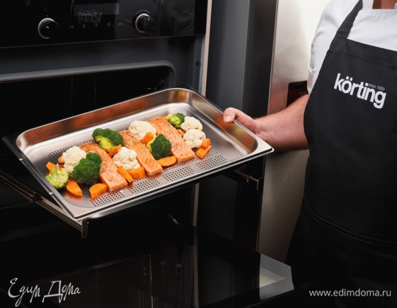 Разогрейте электрический духовой шкаф Körting c функцией пара до 180°C на режиме «Пар+Горячий воздух». Выложите рыбу на перфорированный противень. Запекайте 10 минут.