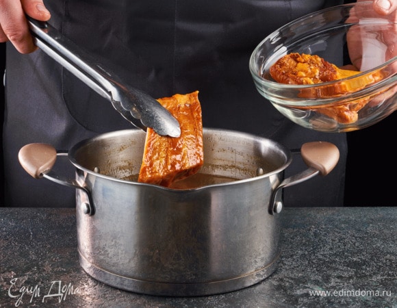 Опустите ребрышки в кастрюлю с водой. Для быстрого разогрева используйте индукционную варочную поверхность. Варите на среднем огне в течение 30 минут на индукционной варочной поверхности Körting HIB 64760 BB SMART. Тем временем промойте горох в холодной воде. Ребра достаньте, дождитесь, пока они остынут. Отделите мясо от костей.