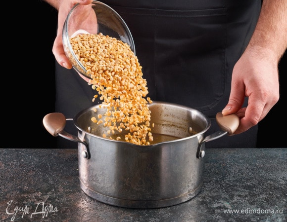 В получившийся бульон добавьте горох. Варите 30 минут.