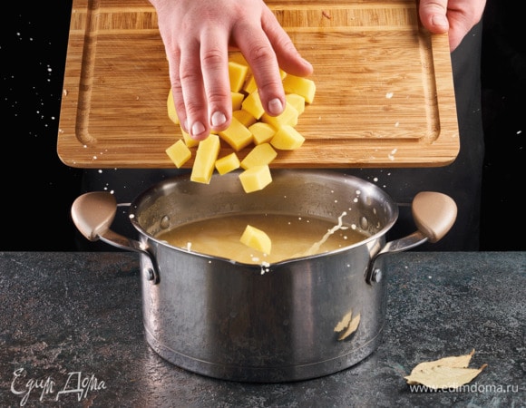 Картофель почистите и нарежьте небольшими кусочками. Опустите в бульон, где варится горох.