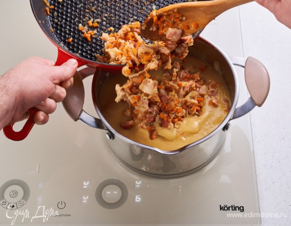 Варите 10 минут на среднем огне до готовности картофеля на индукционной варочной поверхности Körting HIB 64760 BB SMART. Добавьте в кастрюлю зажарку с беконом и мясом.