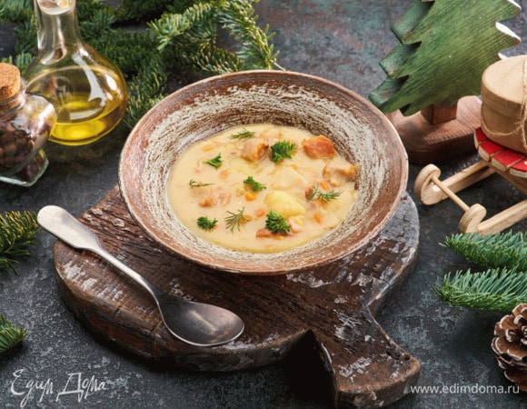 Отключите нагрев, дайте супу настояться 10–15 минут. Достаньте лавровый лист и разливайте по тарелкам, посыпав зеленью.