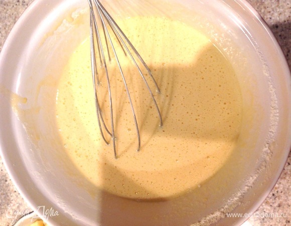 Взбить яйца с сахаром в воздушную перу. Добавить ваниль. Муку просеять с разрыхлителем. Все быстро хорошо перемешать.