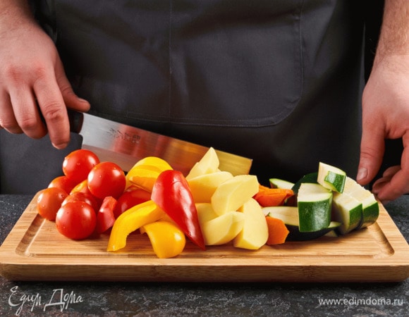 Для начала вымойте все овощи. Почистите цукини, морковь и картофель. Из болгарского перца удалите семечки. Для начала вымойте все овощи. Почистите цукини, морковь и картофель. Из болгарского перца удалите семечки.