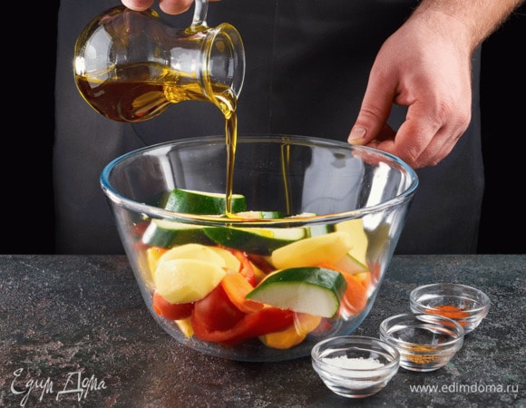 Все овощи перемешайте в миске, обильно присыпьте специями и посолите, сбрызните оливковым маслом.