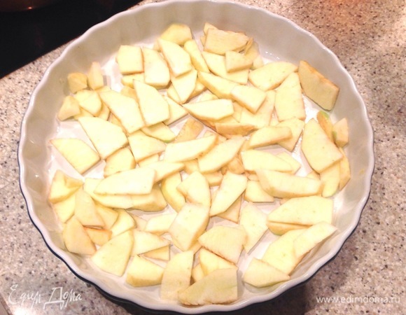 Духовку разогреть до 180°C. В форме сделать французкую рубашку, очистить яблоки. Нарезать, положить в форму. Залить тестом. Выпекаем 35–45 минут, проверяйте деревянной шпажкой готовность.