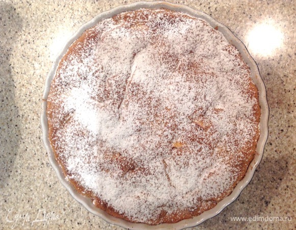 Вынуть из духовки, по желанию посыпать сахарной пудрой и можно подавать. У меня еще шоколад. Продолжаем, в сотейник влить сливки и положить шоколад, растопить.