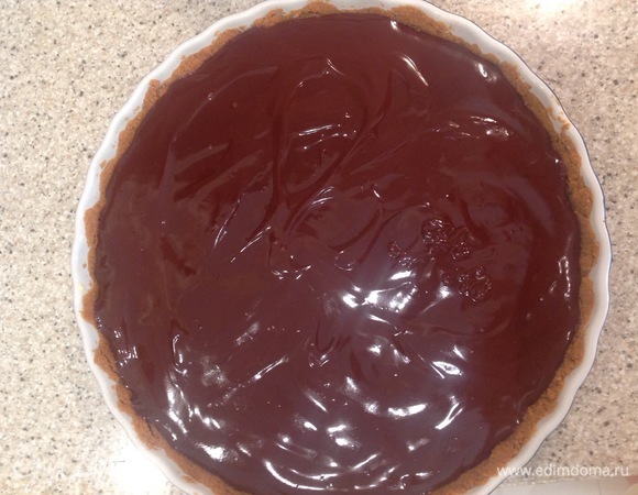 Залить шарлотку шоколадом. Дать немного остыть.