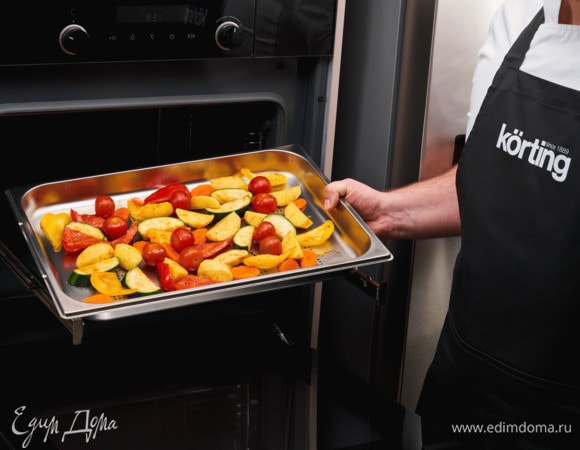 Разогрейте электрический духовой шкаф Körting c функцией пара до 180°C. Аккуратно выложите овощи на перфорированный противень. Запекайте 30 минут. При приготовлении на пару нет необходимости в обильном использовании масла, поскольку пар готовит блюда деликатно, без обжарки, сохраняя натуральный вкус продуктов. У вас получатся вкусные овощи без масла, приготовленные на пару.