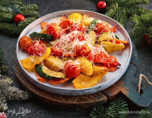 Горячие овощи перед подачей посыпьте тертым сыром.