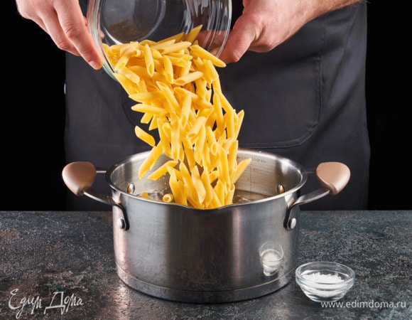 В подсоленной воде отварите пасту, как указано на упаковке.