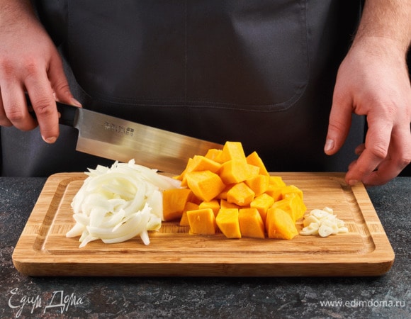 Тыкву нарежьте средними кубиками, лук нарежьте соломкой, чеснок порубите.