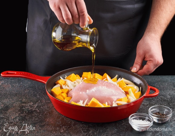 В сковороду Körting выложите тыкву, лук и индейку. Заправьте оливковым маслом, солью и перцем.