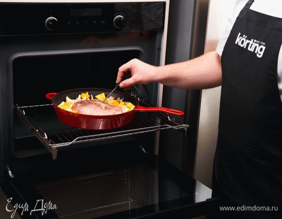 Поставьте в духовой шкаф Körting c функцией пара, разогретый до 180°C. Запекайте 40 минут, а при наличии термощупа — до достижения внутренней температуры продукта 75°C. Пар равномерно прогревает ингредиенты, не высушивая их. В еде сохраняется больше витаминов и минералов, чем после варки. Индейка получается сочной и нежной.