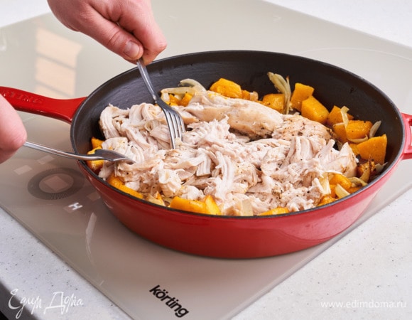 Достаньте из духовки индейку с овощами, разорвите вилкой.